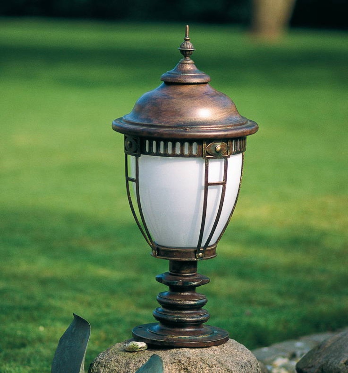 With pole lights and candelabras - stylishly illuminate paths, house entrances and front gardens.