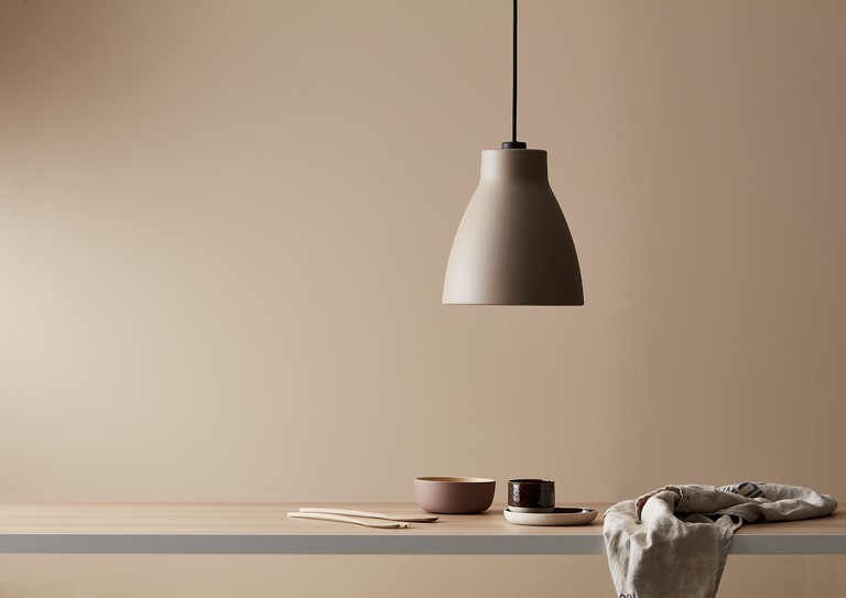 Gong Pendelleuchte D320 sand /schwarz  E27 der Firma Belid Leuchten