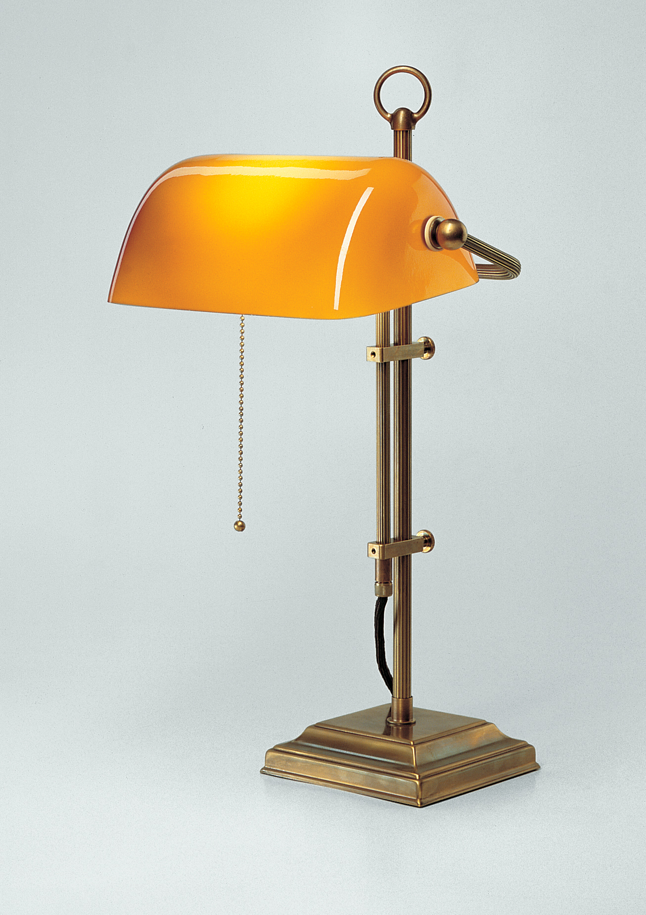 Tischleuchten, Tischlampen & Schreibtischleuchten für die Küche von Berliner Messinglampen Bankers Lamp Tischleuchte Glas cognac W2-99co P