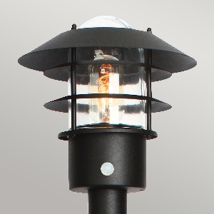 Serie HELSINGOR VON ELSTEAD von Elstead von Elstead Helsingor 1 Licht Pollerlaterne mit PIR - Schwarz HELSINGOR-PIR-BOL-BK