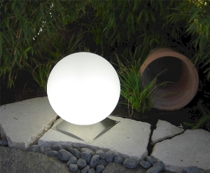 Moderne Außenleuchten & Außenlampen von EPSTEIN Design Leuchten Kugelleuchte Sun Shine 30 cm Durchmesser mit Edelstahlfuß 63544