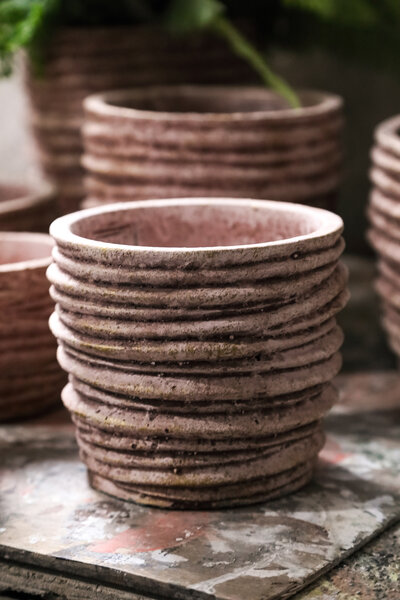 Einnas Brown round cement pot ribbed XS der Firma PTMD