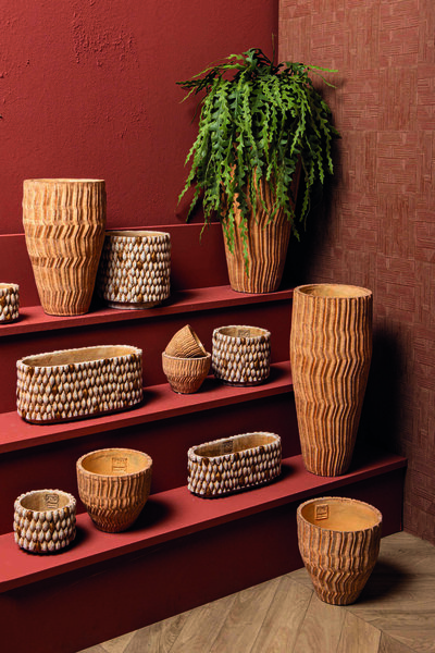 Zanaya Light Brown round cement pot ribbed low S der Firma PTMD