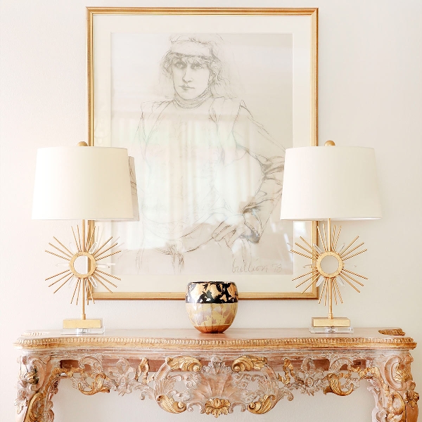 Sun King Tischlampe - Distressed Gold, Cremefarbener Schirm der Firma Elstead