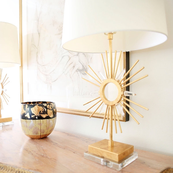 Sun King Tischlampe - Distressed Gold, Cremefarbener Schirm der Firma Elstead