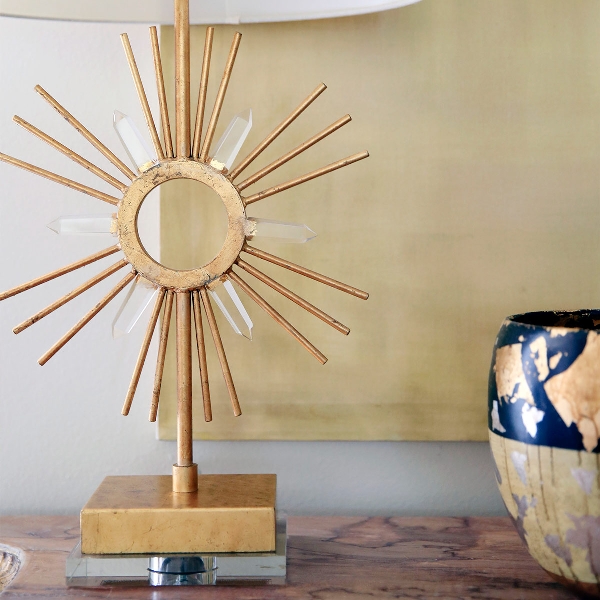 Sun King Tischlampe - Distressed Gold, Cremefarbener Schirm der Firma Elstead