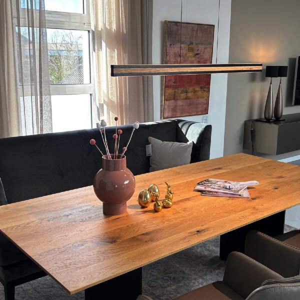 LED-Pendelleuchte INLAY Spaltholz der Firma Zicoli